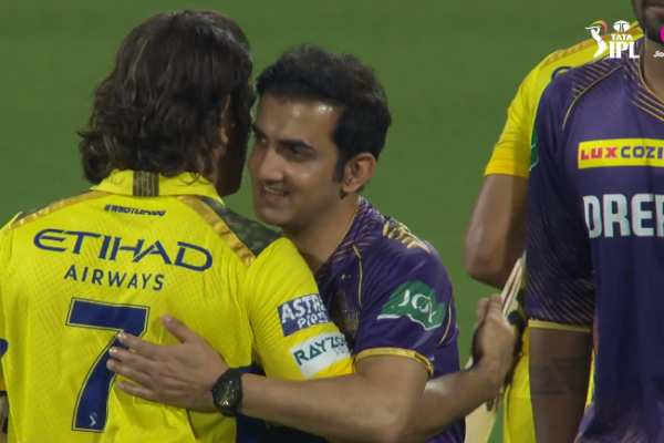 Gautam Gambhir hug Dhoni